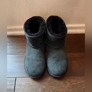 Ugg Women’s Classic Mini II Suede & Sheepskin Boots sz 5